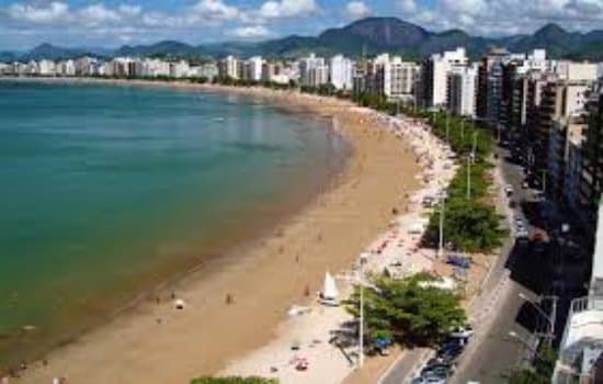 Essa foto da praia do morro é muito bonita com muito lazer para crianças.
