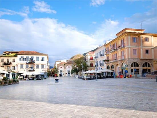 Πανεμορφη πλατεια με πολλες καφετεριες για να κατσεις να πιεις τον καφε σου και να εχεισ για θεα το Μπουρτζι δεν υπαρχει καλυτερο. Καταλληλο για ολες τις ωρες της ημερας