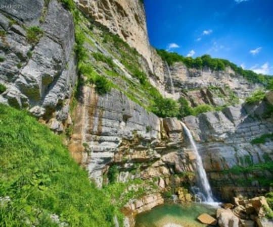 ოკაცეს კანიონი ულამაზესია. ის სთავაზობს მნახველებს ულამაზეს ჩანჩქერებს. ზაფხულში თქვენ შეგიძლიათ დატკბეთ ცურაობით.  Okatse Canyon is one of the most beautiful places you can visit. It can offer tourists beautiful waterfalls and stunning nature. In summer you can swim in it or make a camping.