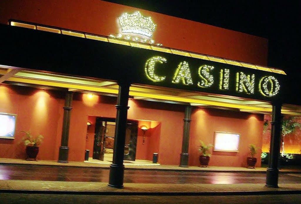Cassino Iguazú, vista noturna da fachada
