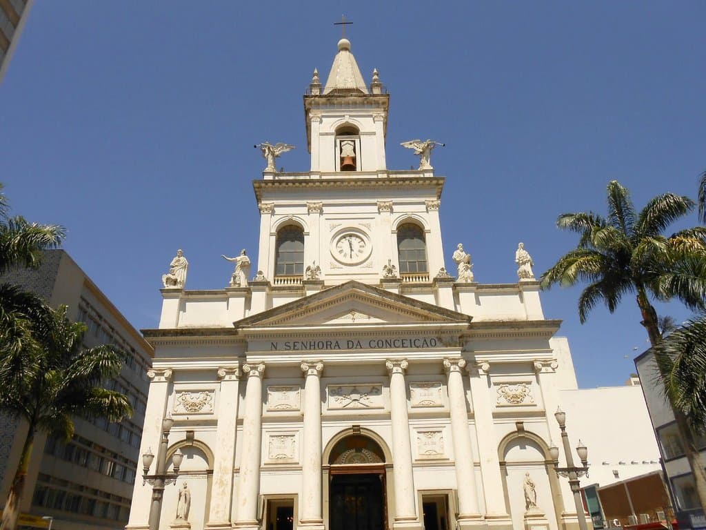 Vista frotal da Igreja