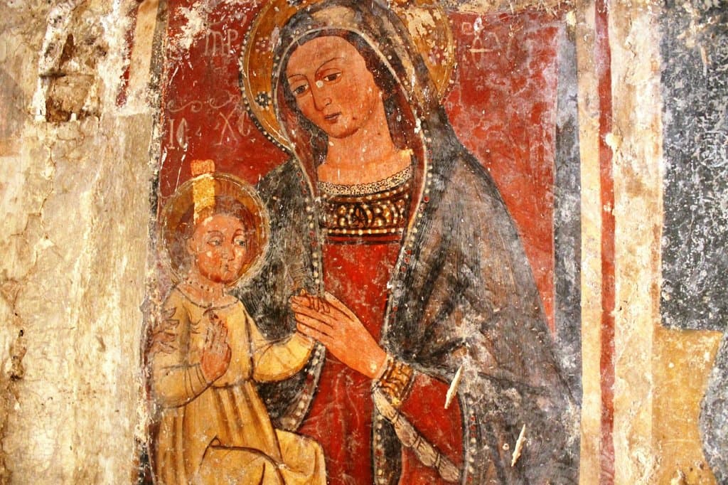 Cripta Madonna di Coelimanna, affresco Madonna in trono con Bambino.