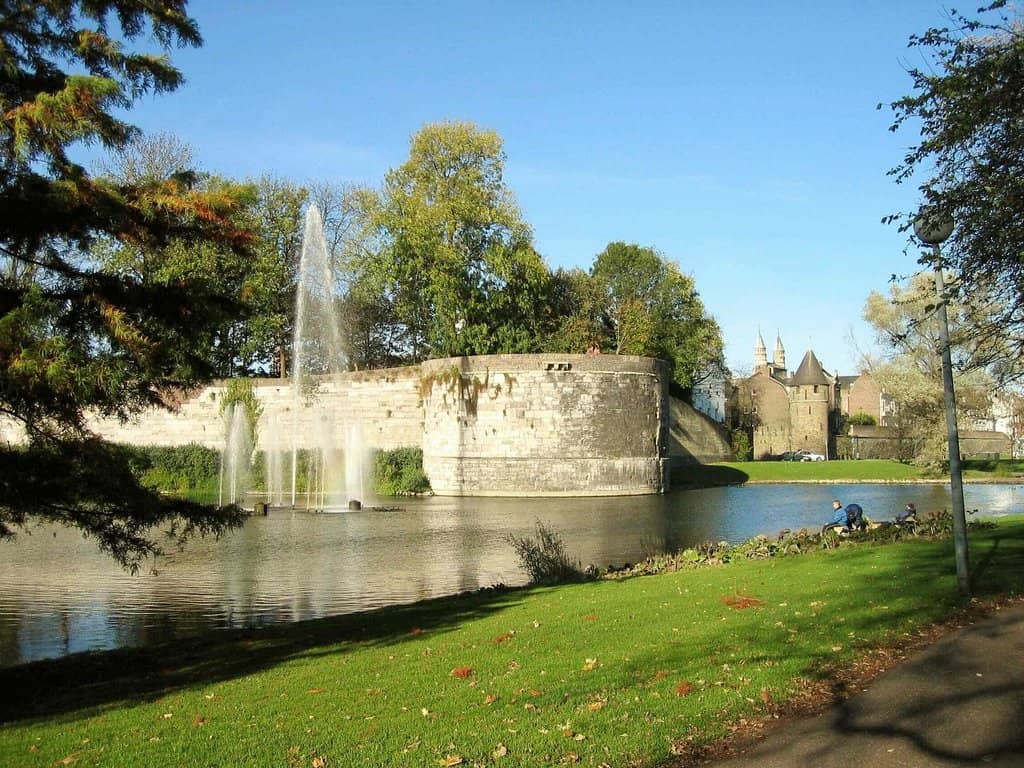 Green Oasis & Fountains