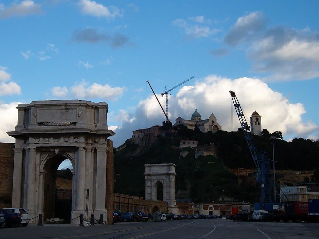 gli archi con la cattedrale sullo sfondo