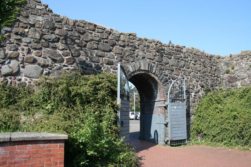 1980s gate to the de Courcy (shopping) Centre.