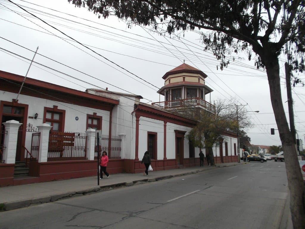 La Serena Chile. Casa Carmona, acceso con antejardín por calle Balmaceda