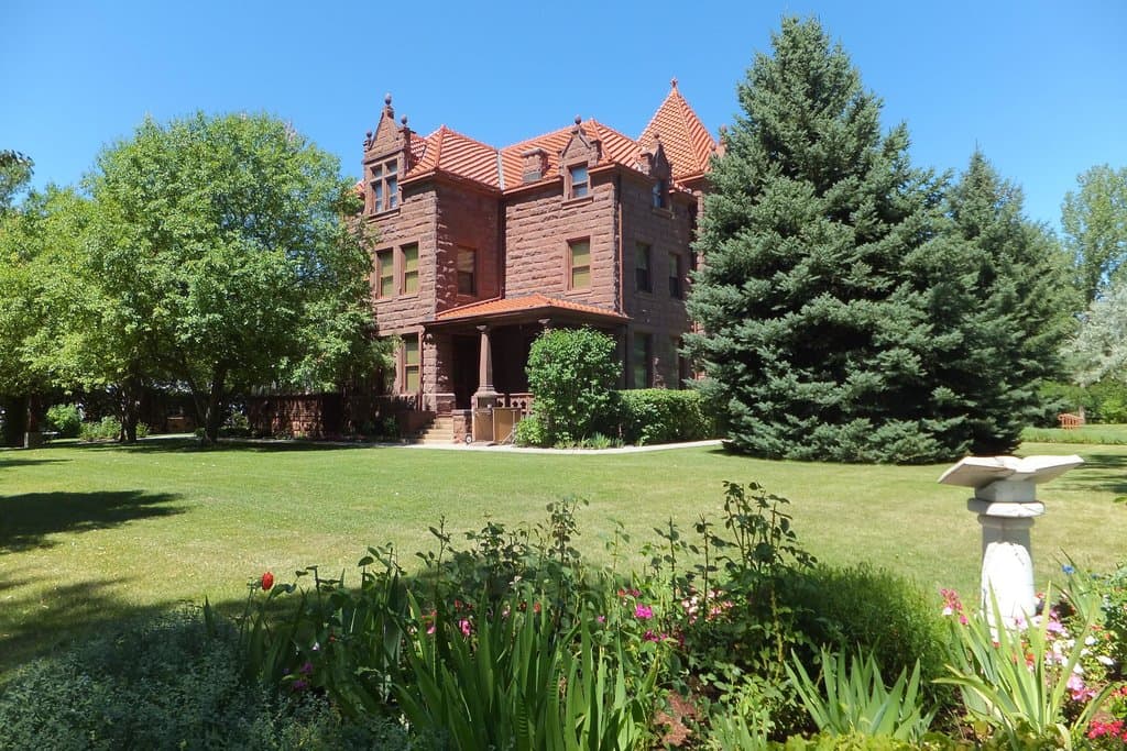 Moss Mansion side view