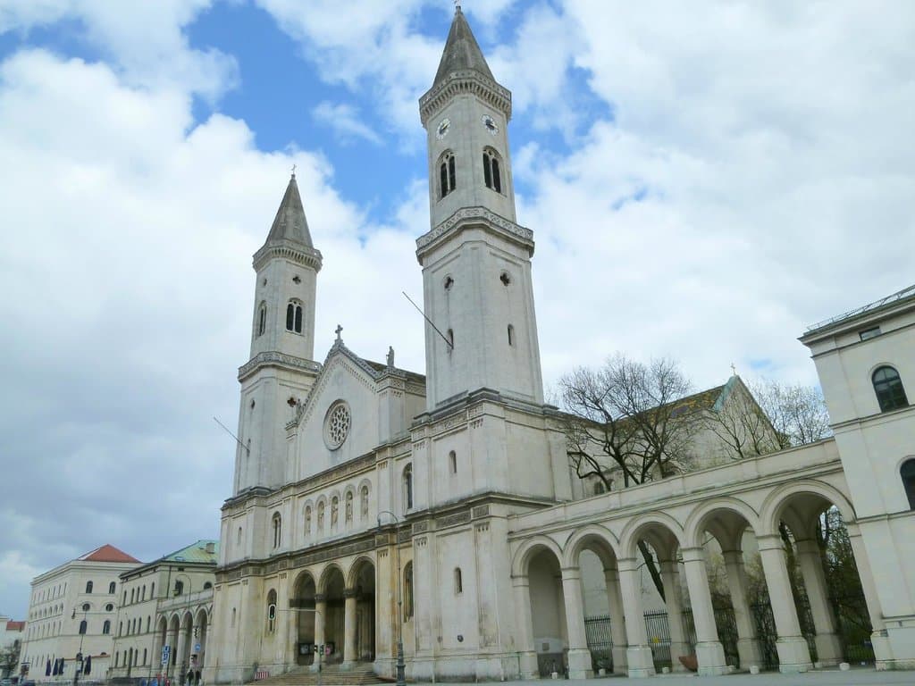 Fachada de la iglesia