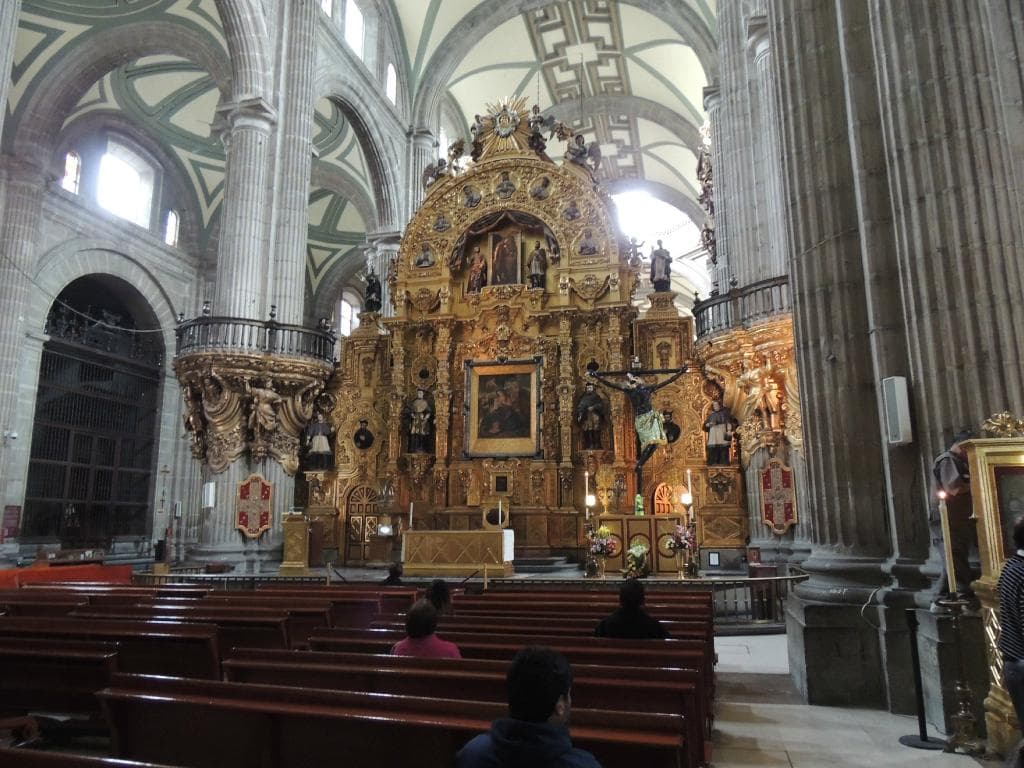 Interior de la Iglesia - vista del altar