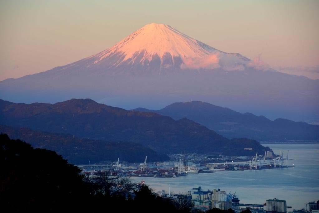 少しピンク色の富士山