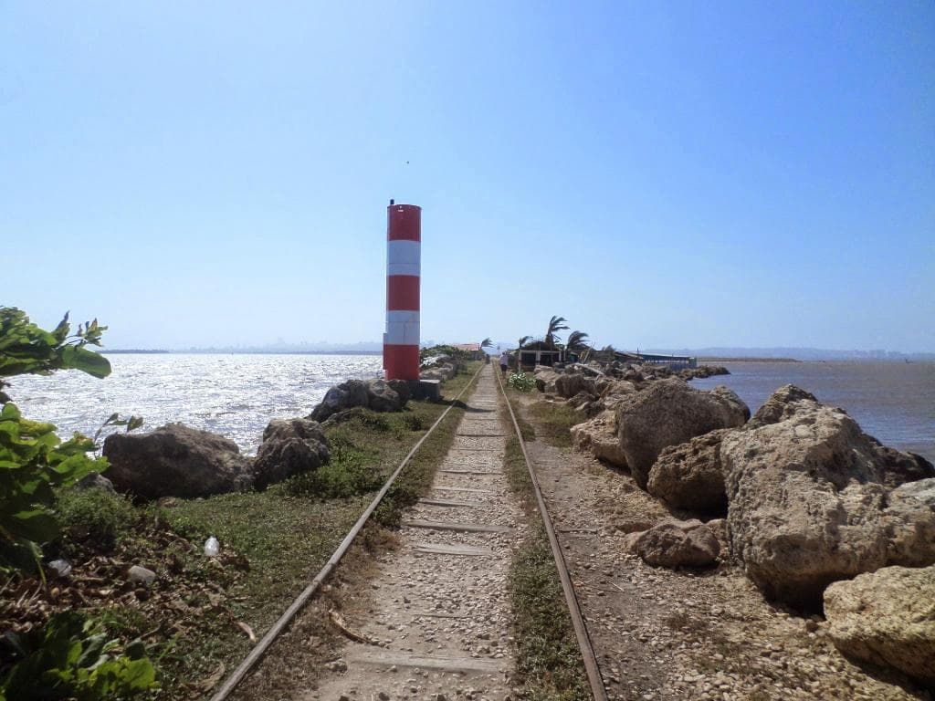 A la izquierda el mar, a la derecha el rio