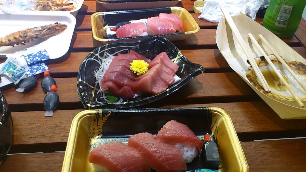 解体したばかりのマグロ