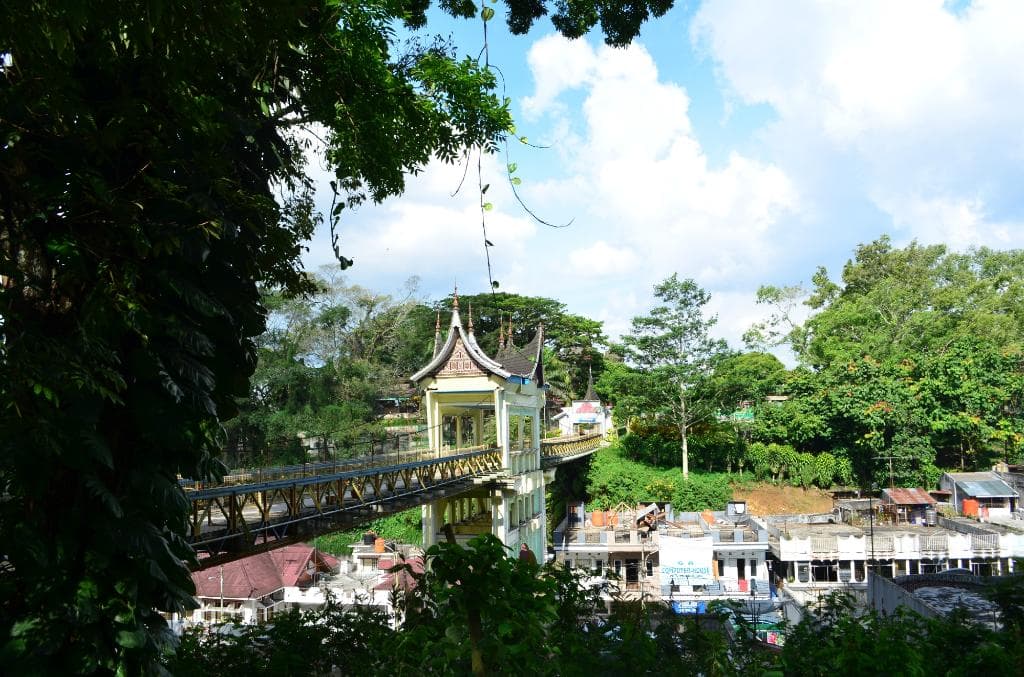 Jembatan yang menghubungakn antara kebun binatang dan Benteng