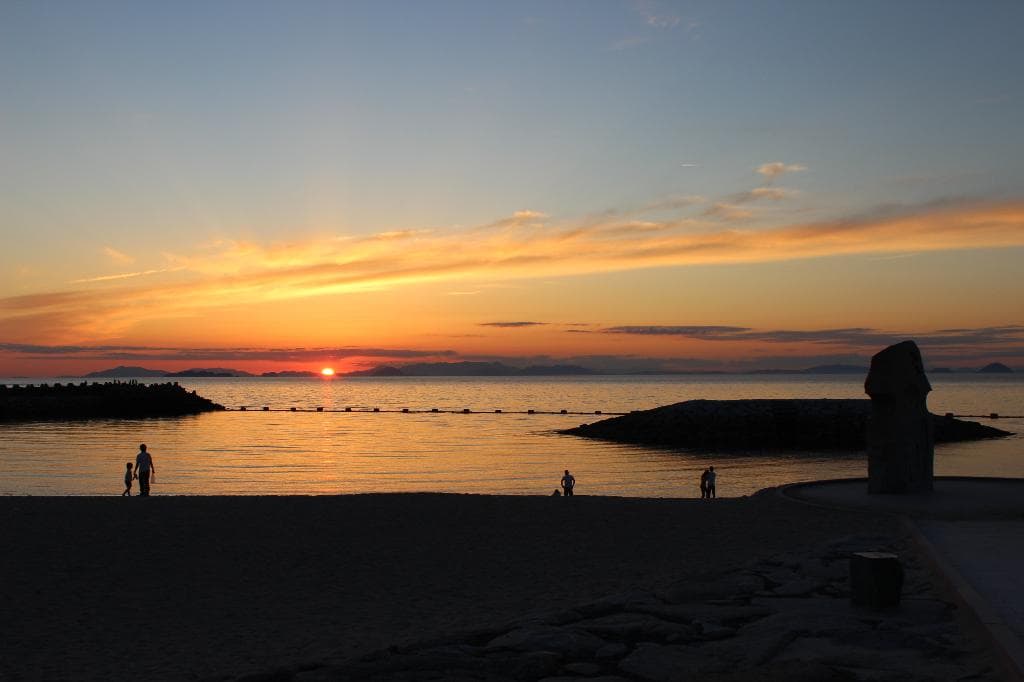 梅雨晴れの双海の海に日が落ちて