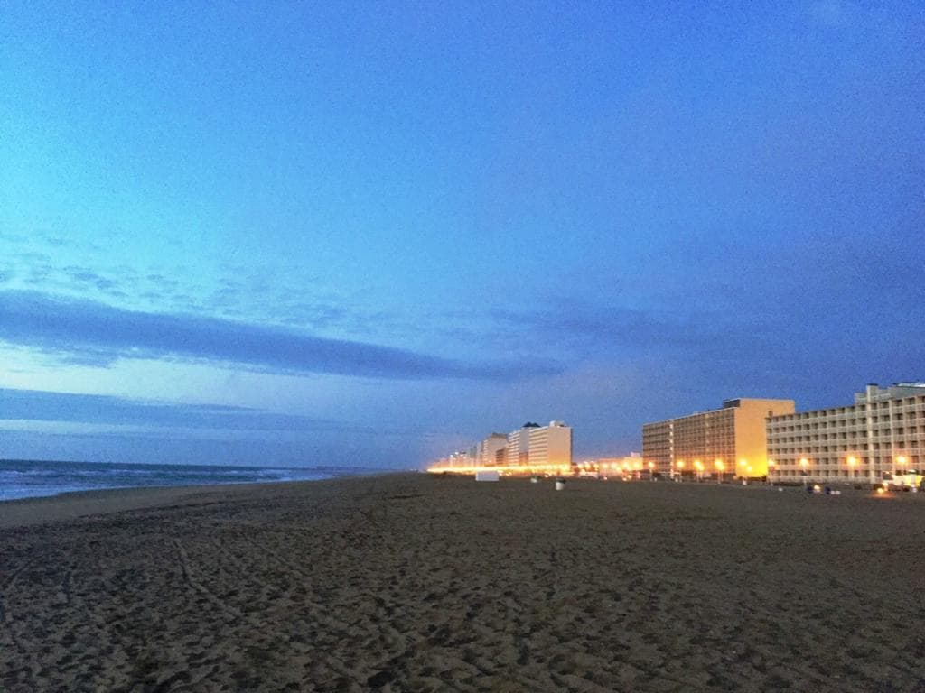 Рассвет на Virginia Beach Boardwalk