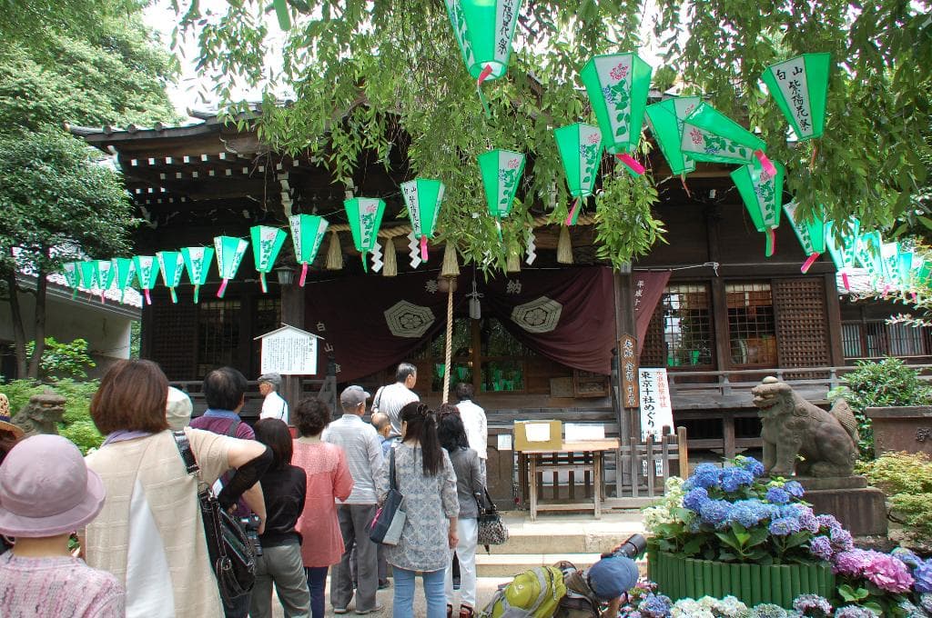 沢山の人がお参りの順番待ちをしていました