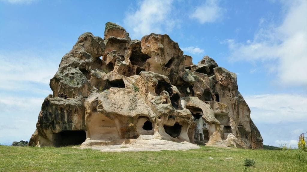 Midas şehir (midas city)
미다스 마을을 어렵게 찾아 그 주변을 구경하였다. 메인도로에서 한참동안 더 들어가면 아주 한적한 시골마을에 여러 고대흔적이 남아