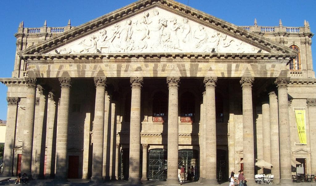 de frente al teatro degollado