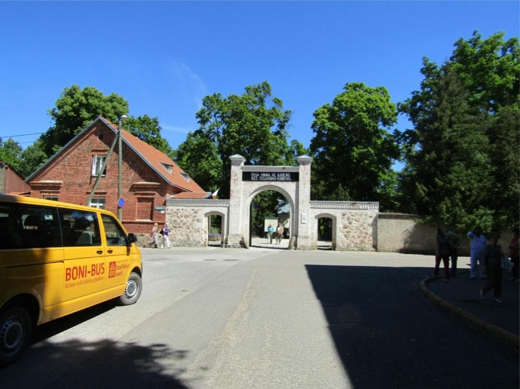 Kalmistu entrance