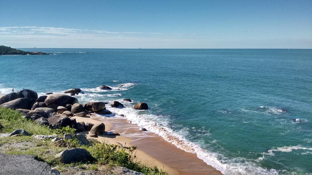 Grandes pedras e mar cristalino