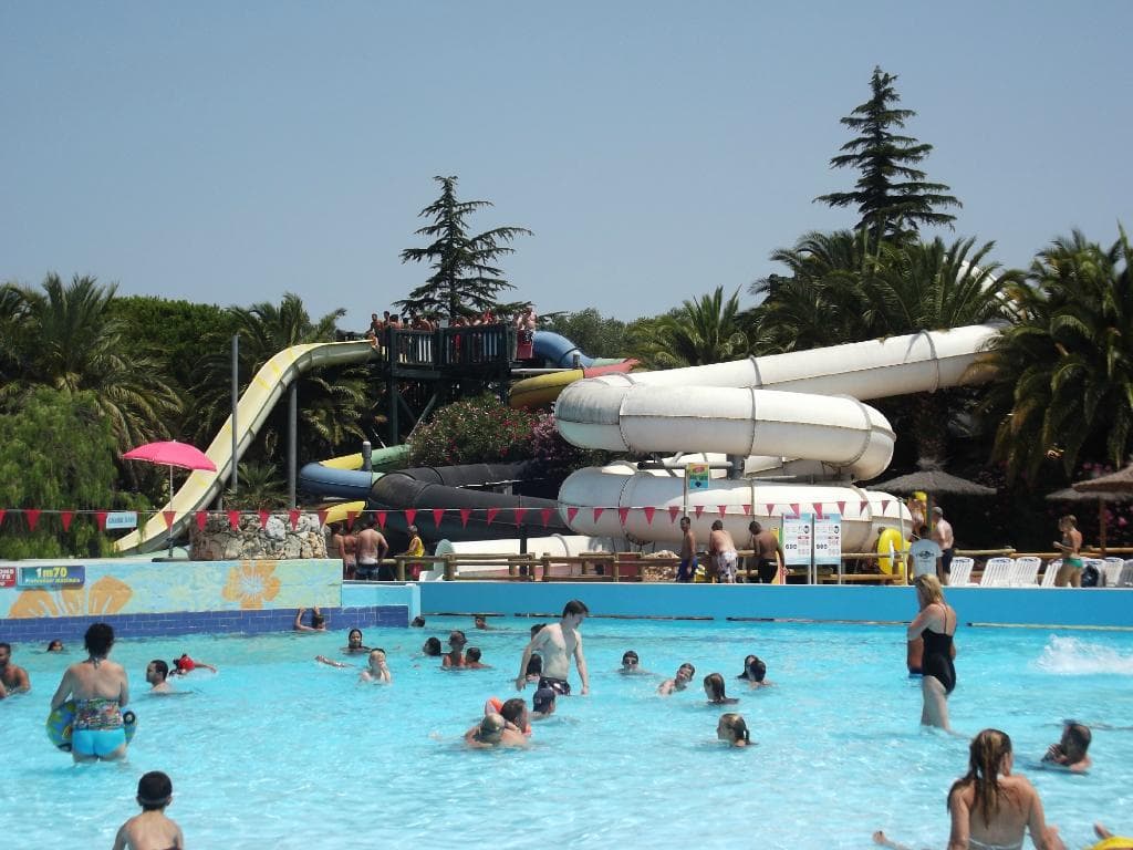 Piscine a vage et tobbogan