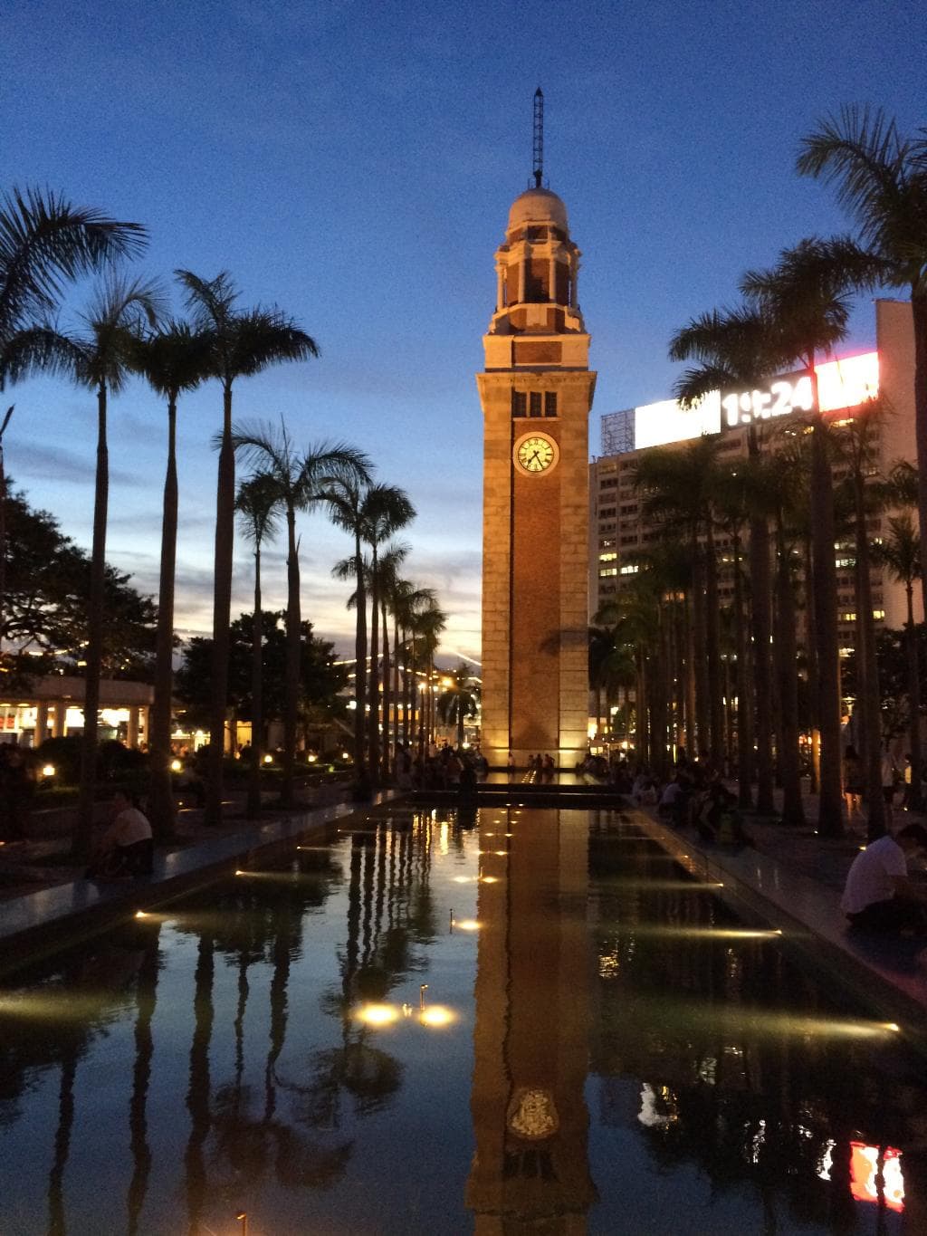 夕暮れ時のクロックタワー