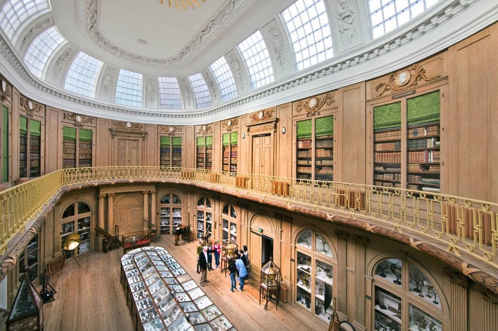 De Ovale Zaal van Teylers Museum. Het hart van het museum, al sinds 1784 geopend voor het publie