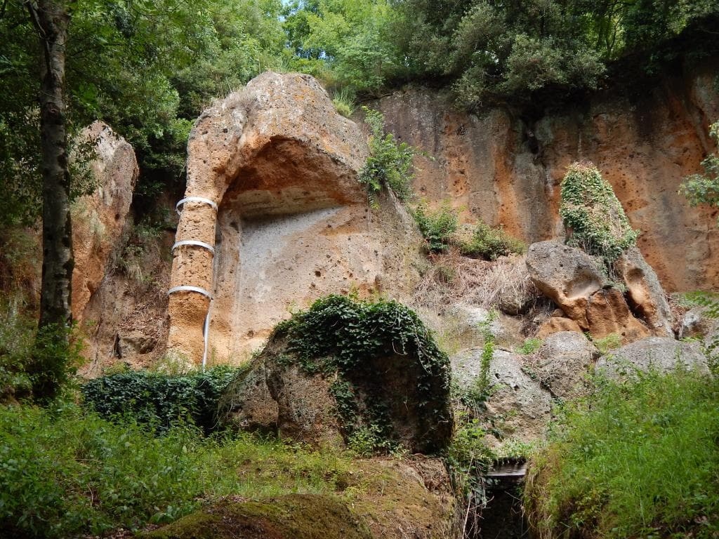 tomba Pola