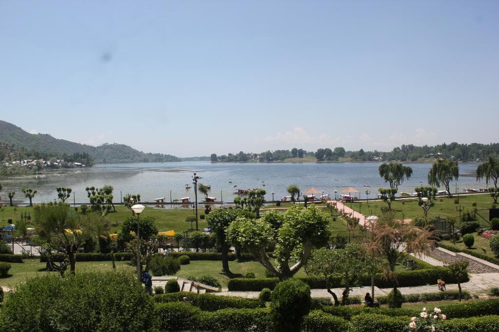 Landscape view of the garden, lake and surrounding mountains