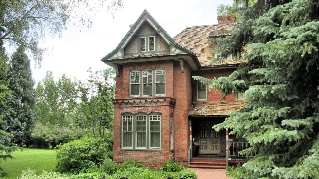 Front of museum/mansion