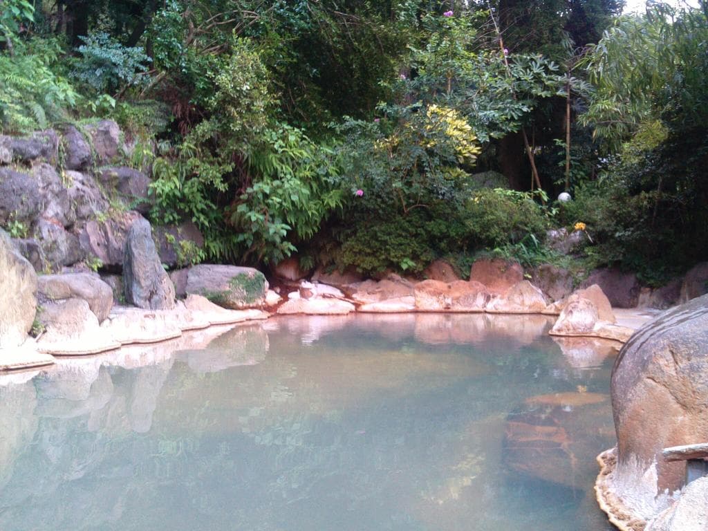 きらく温泉と言う旅館(湯治場併設)の露天風呂と大浴場の洗い場です。