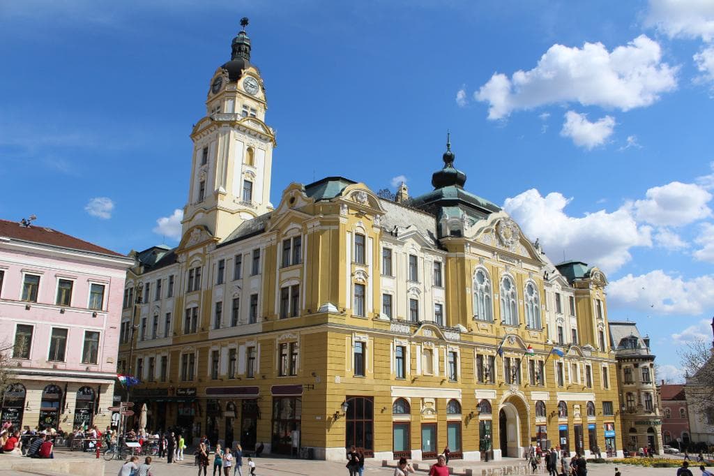 Начало улицы Киралы