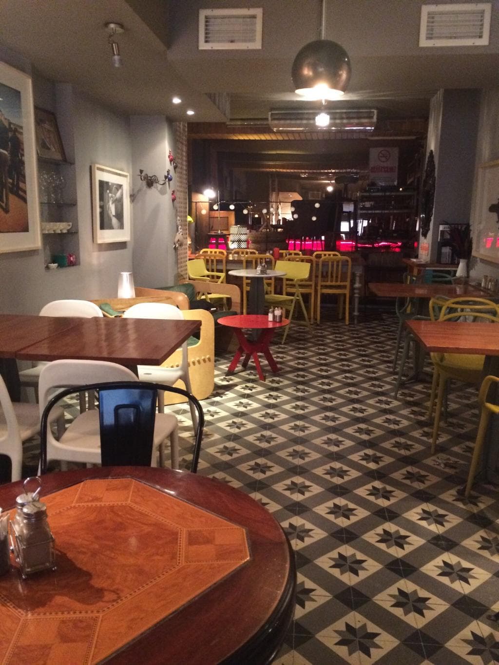 This place is very cozy , friendly and authentic . Lounge music nice design and fresh tasty food