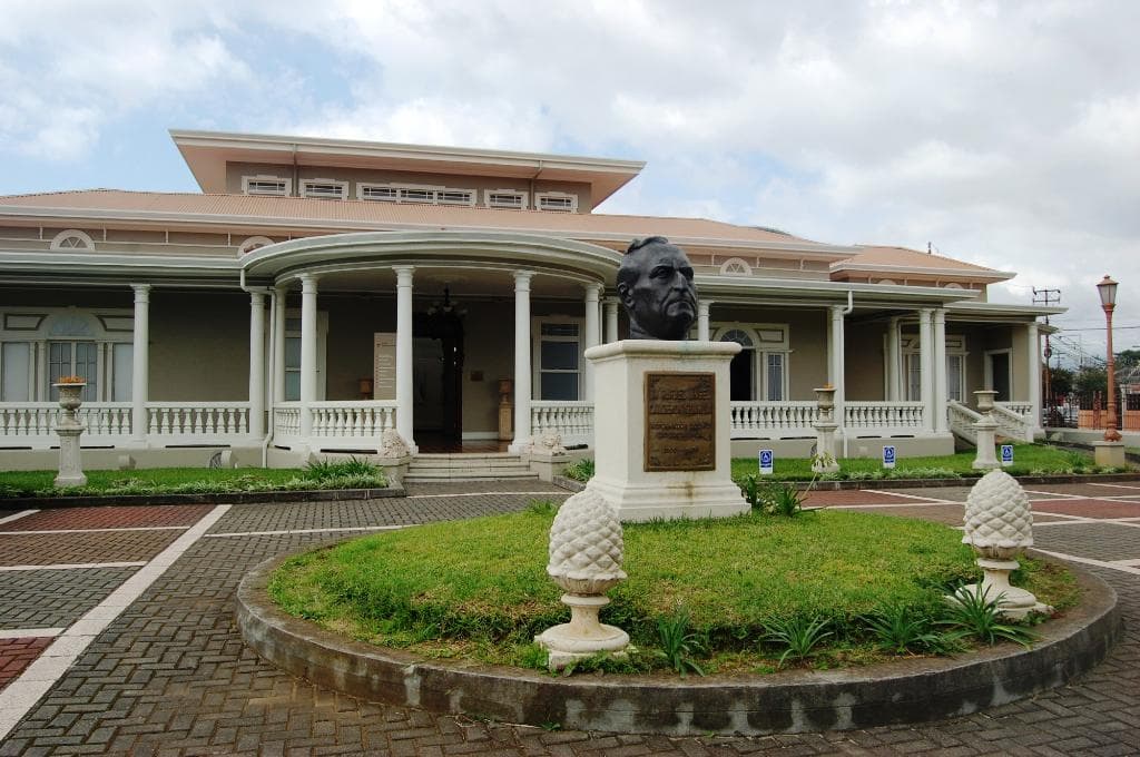 Entrada al Museo Dr. Rafael Calderón Guardia