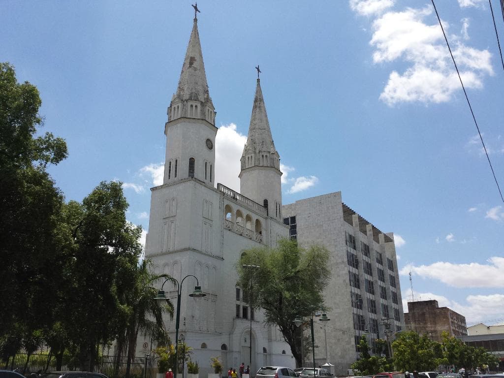 Fachada e lateral parcial