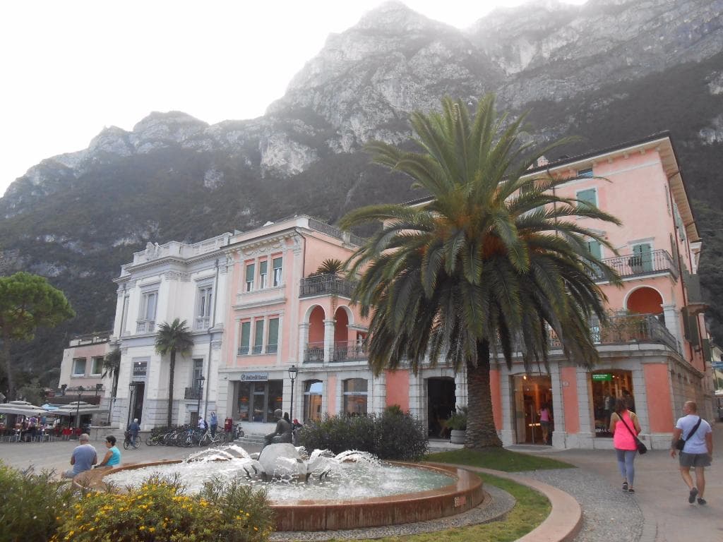 Em uma linda praça.