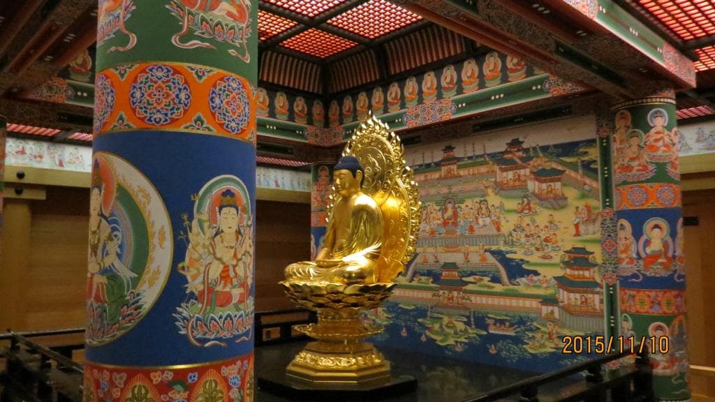 富貴寺大堂の阿弥陀如来坐像(複製)と壁画(模写)