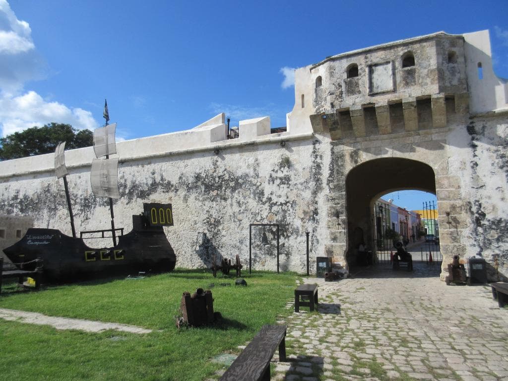 Puerta de la Tierra (land opening/gate)