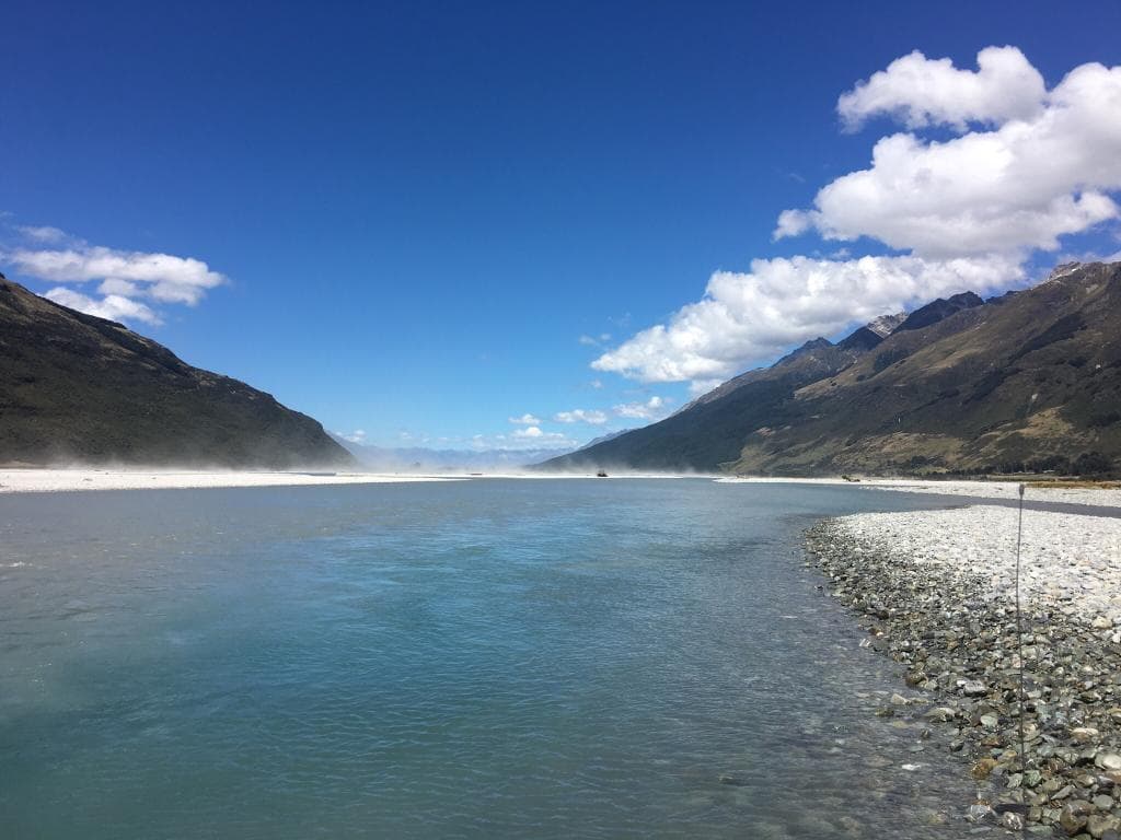 严格意义上这里没有沙子,只有大小不一的鹅卵石