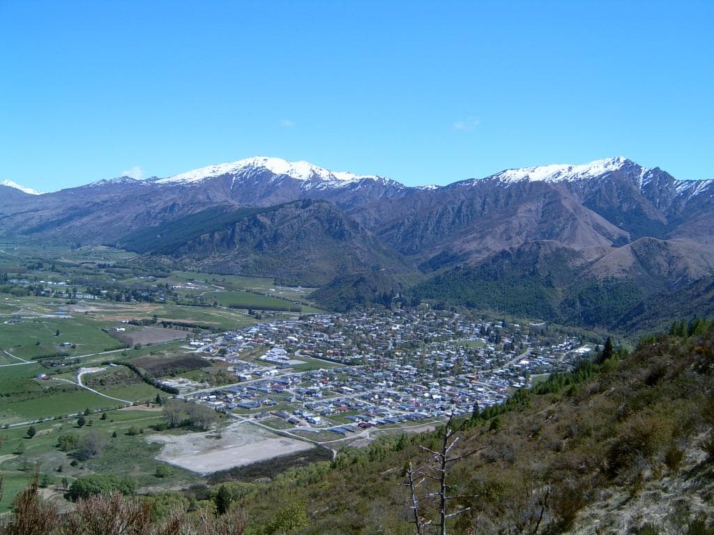 Arrowtown from the river track hill