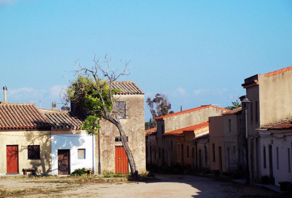 piazza davanti alla chiesa-  villaggio di san Salvatore