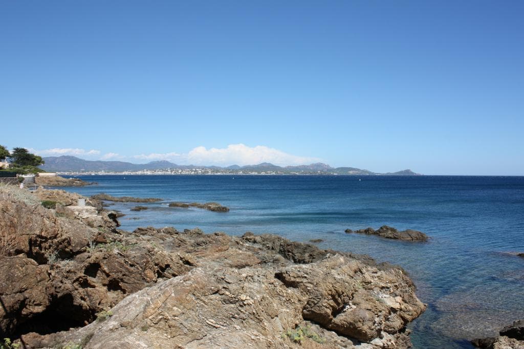 Vue sur la mer depuis le chemin des douaniers à hauteur du parc Aréca