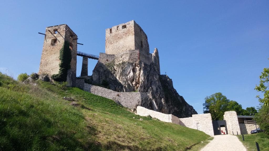 A vár, illetve a fogadóépület