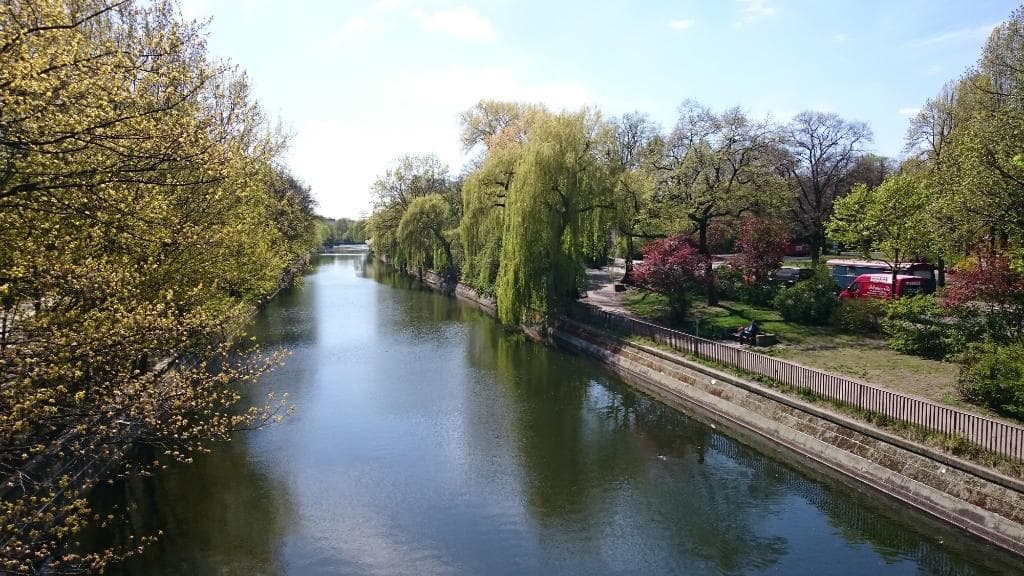 Canal aux abords du Görlitzer Park, par la voie verte