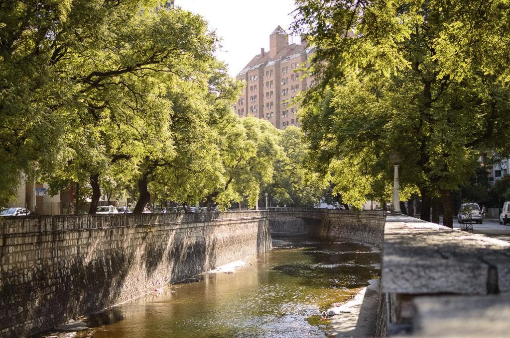 Vista de La Cañada, al fondo edificio sobre el Bv. San Juan