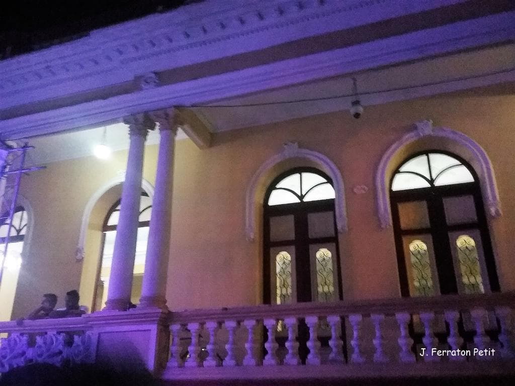 En calle Heredia de nuit (près du parc Cespedes et de la cathédrale