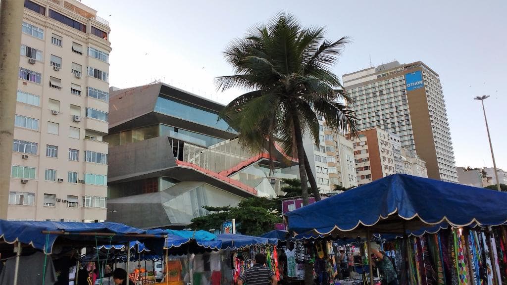 Seu desenho arrojado contrasta com a paisagem de Copacabana.