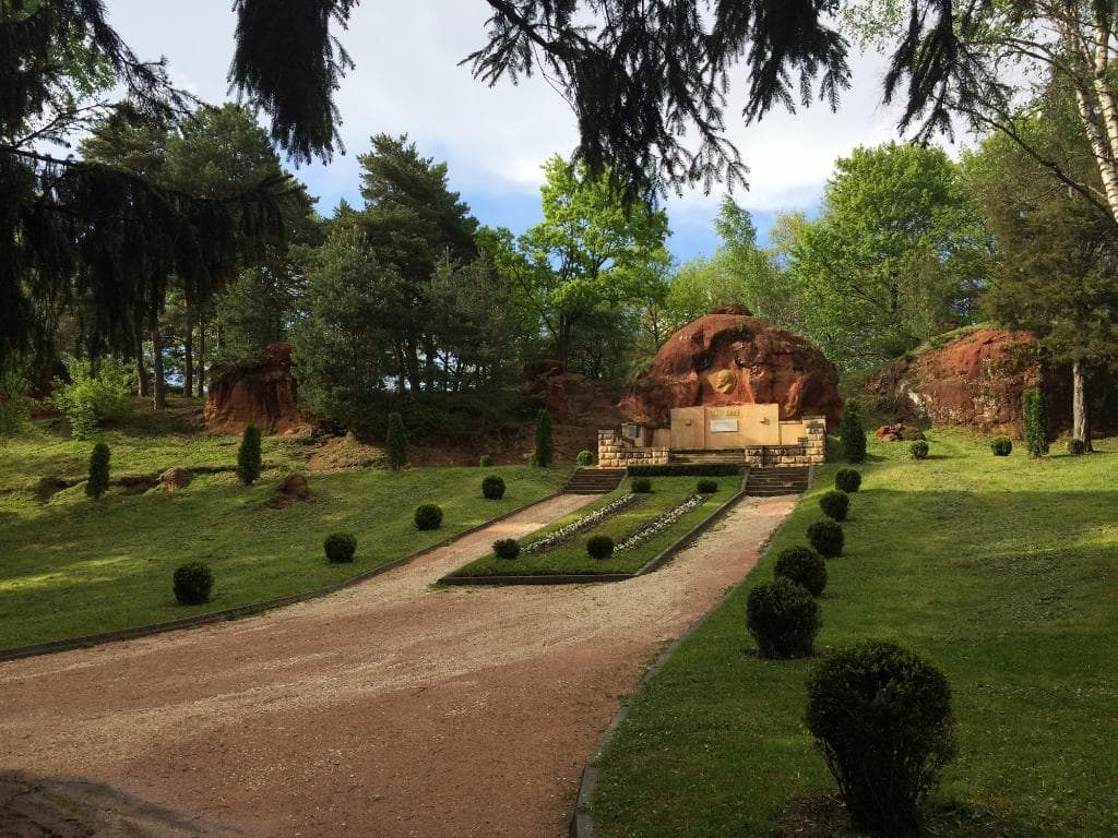 вид красных камней