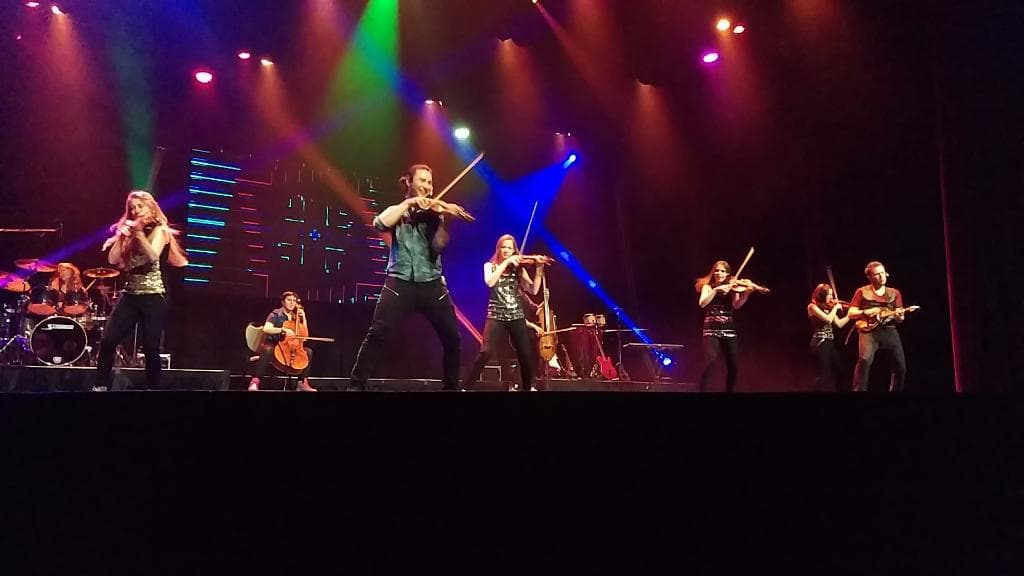 Barrage 8, Cutting edge laser show and music