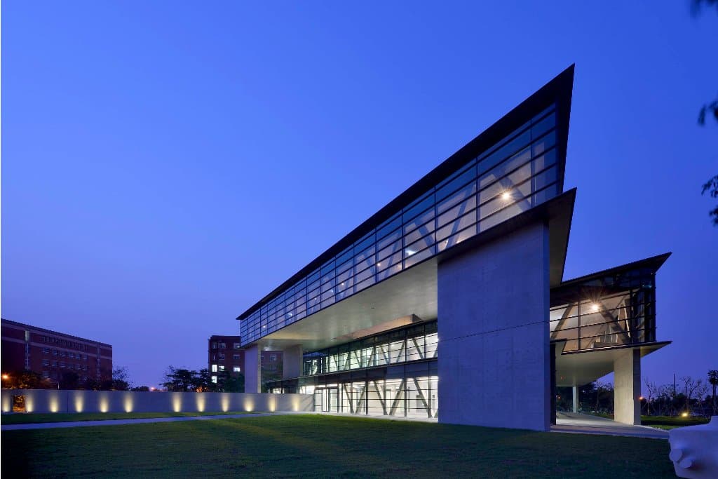 夜間的亞洲大學現代美術館